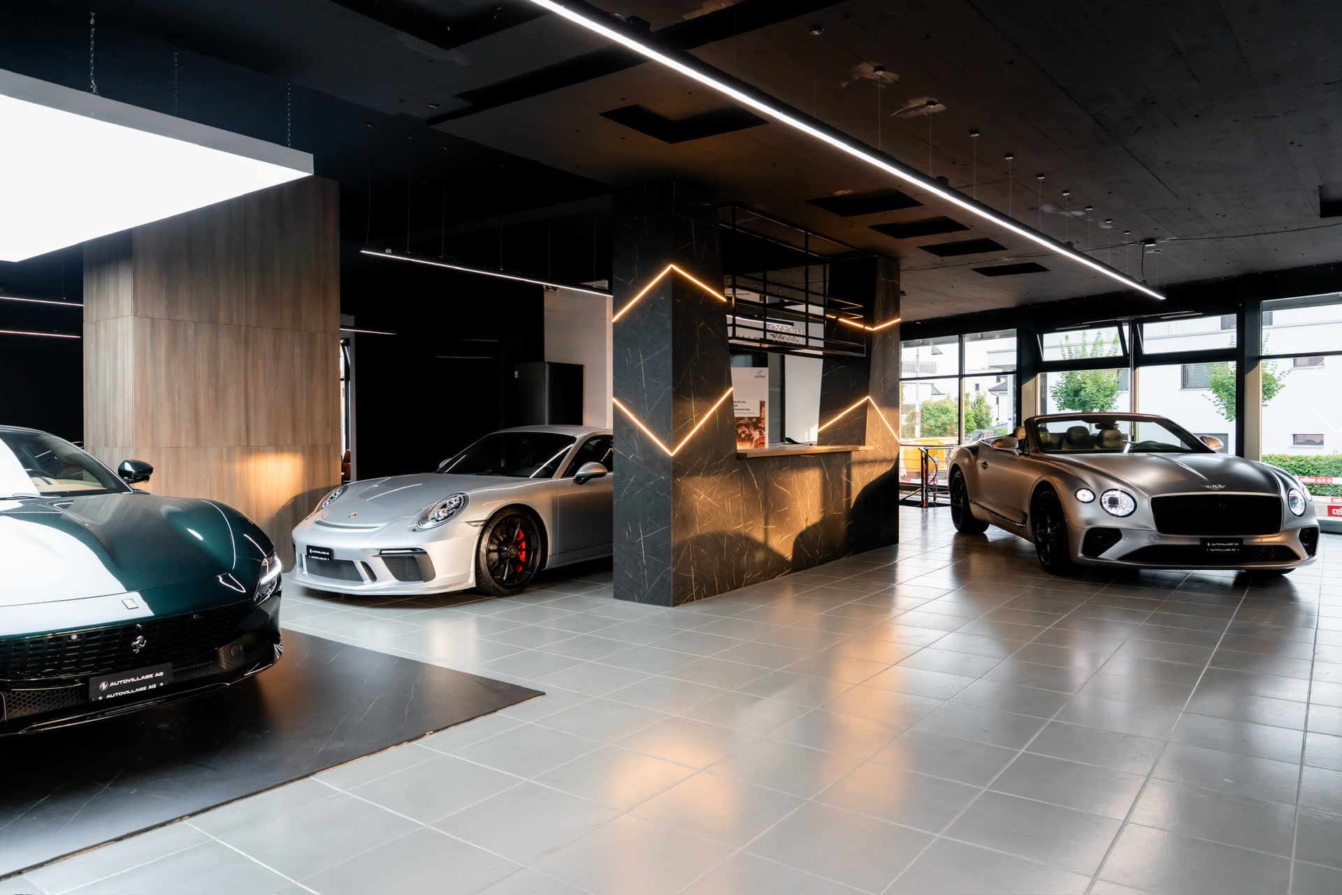 Showroom AUTOVILLAGE mit Porsche und Bentley