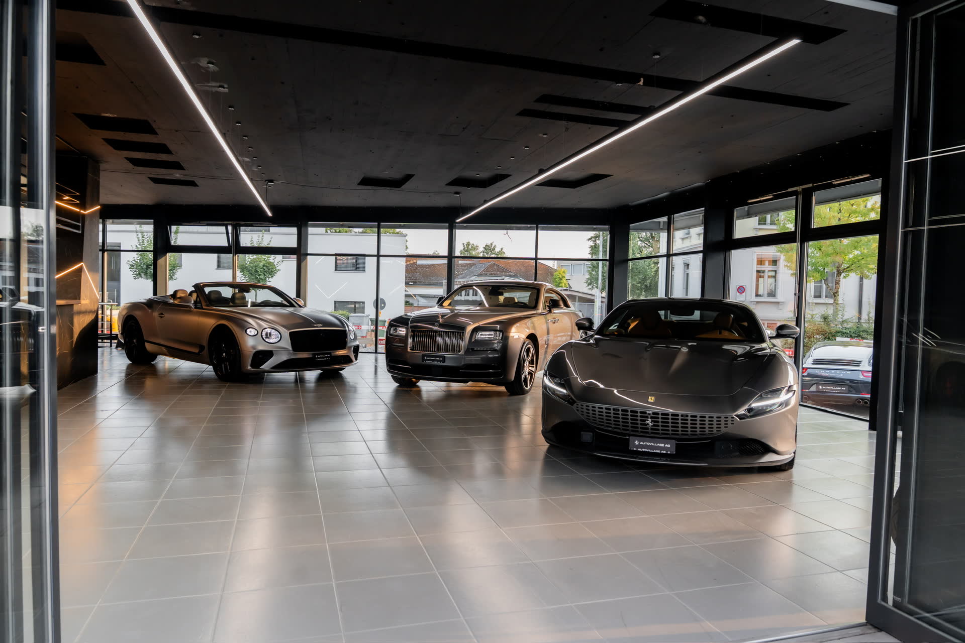 Blick durch den Showroom auf Rolls-Royce und Ferrari