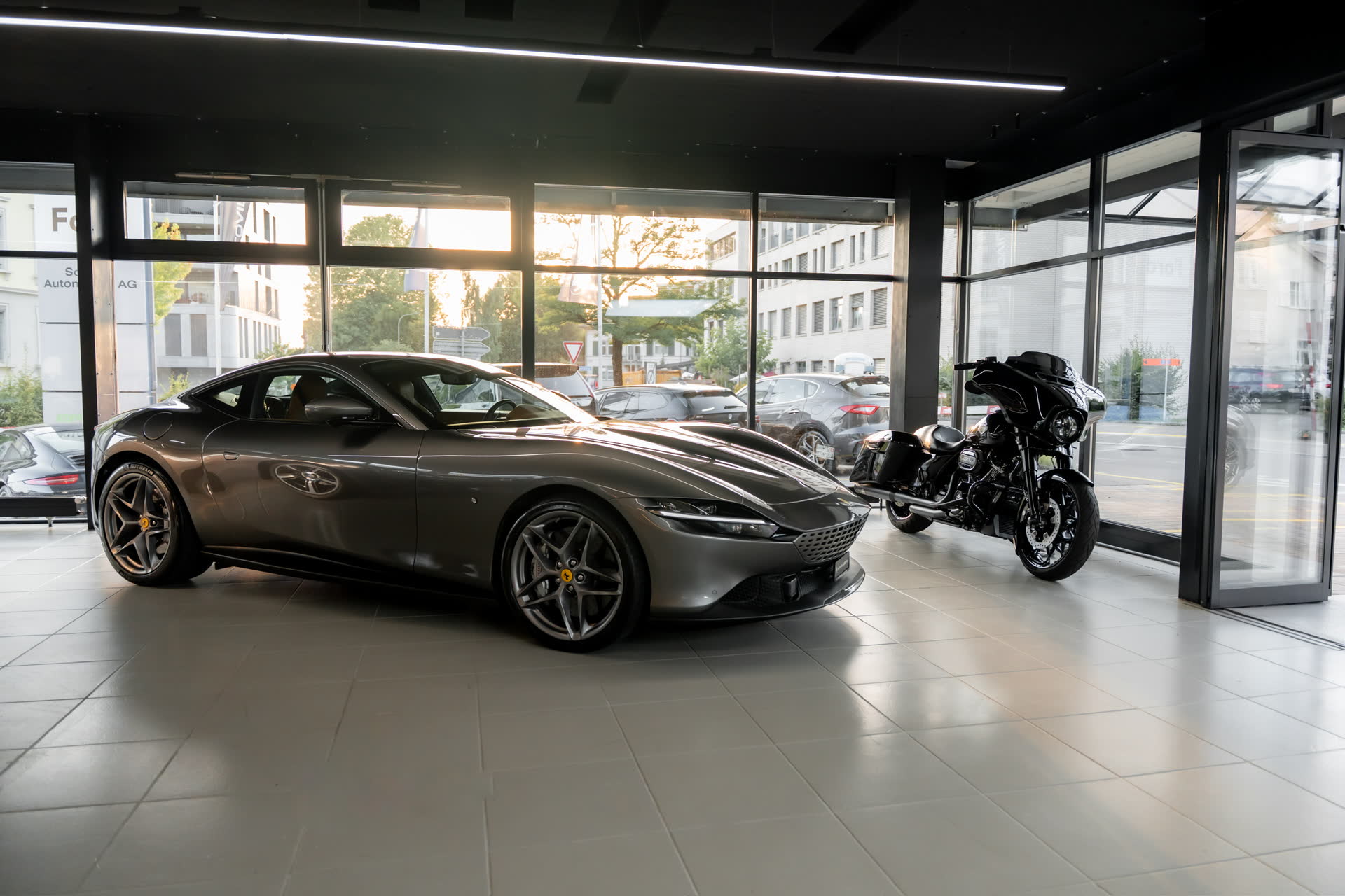 Ferrari Roma im Abendlicht vor der Glasfront