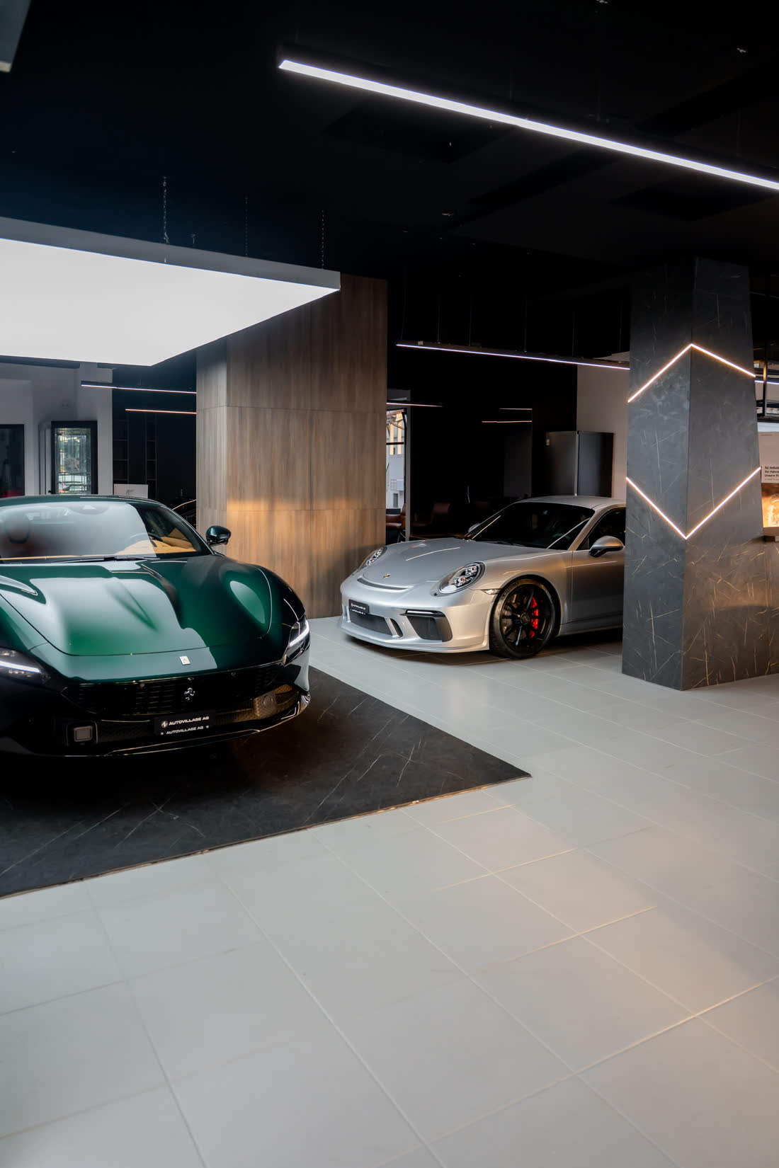 Lichtbühne mit Ferrari