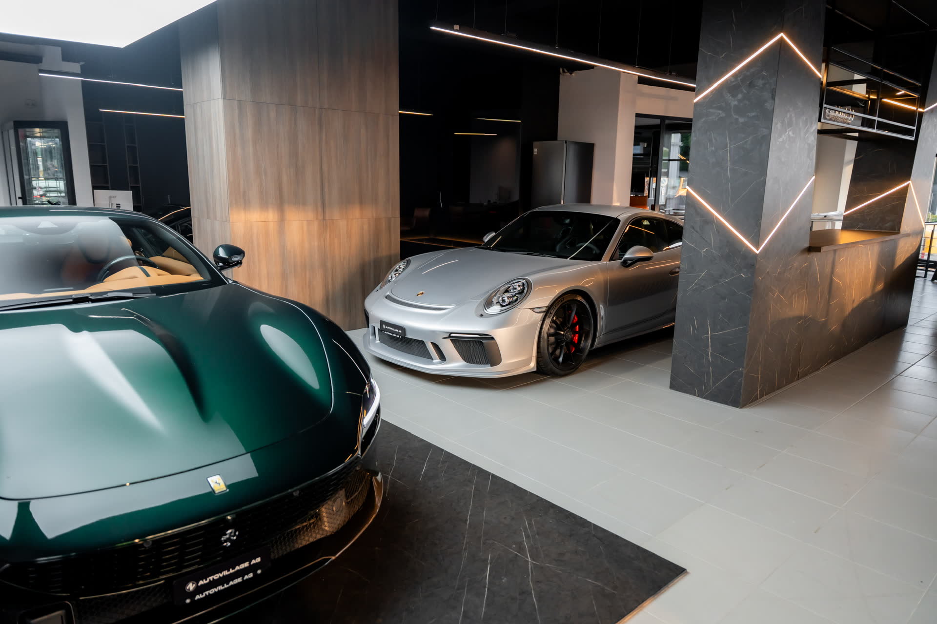 Ferrari Roma in Grün neben Porsche 911 GT3