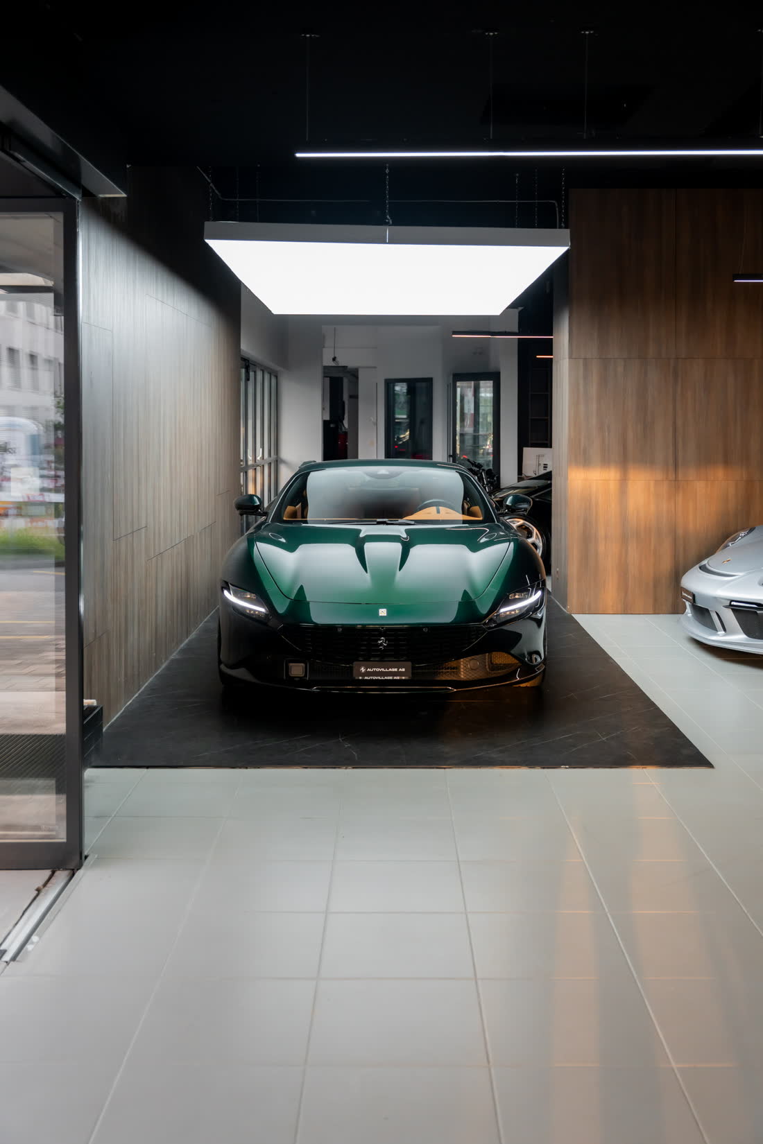 Ferrari unter der Lichtdecke