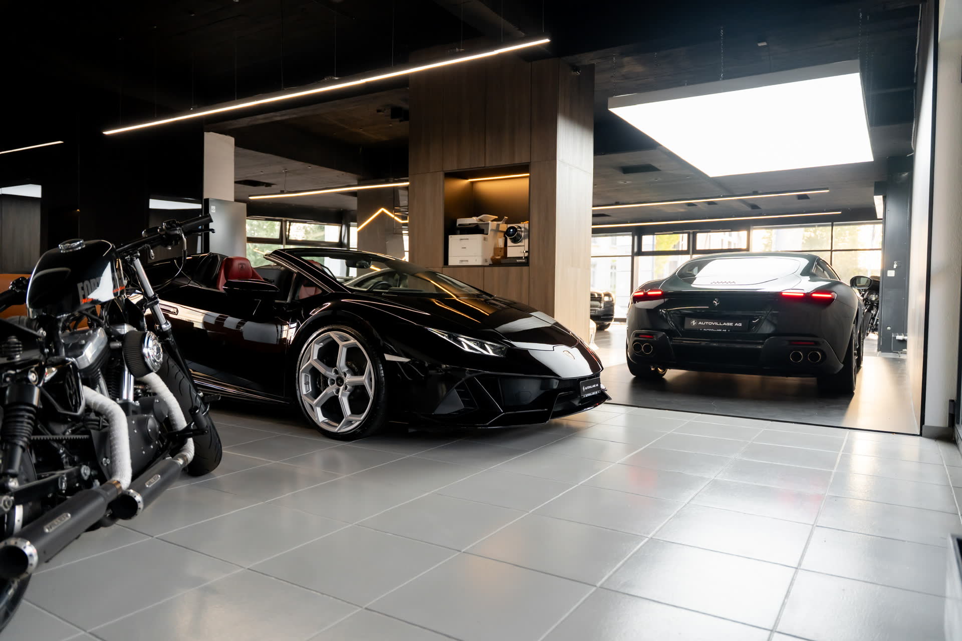 Lamborghini und Harley-Davidson im Showroom